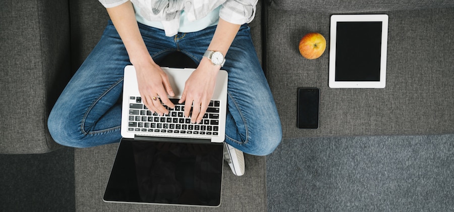 redaction d'une lettre de motivation sur un ordinateur