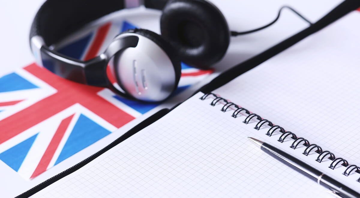 traducteur de CV Anglais qui travaille sur son bureau