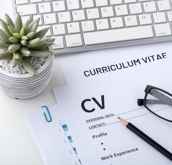 jolie CV moderne posé sur un bureau