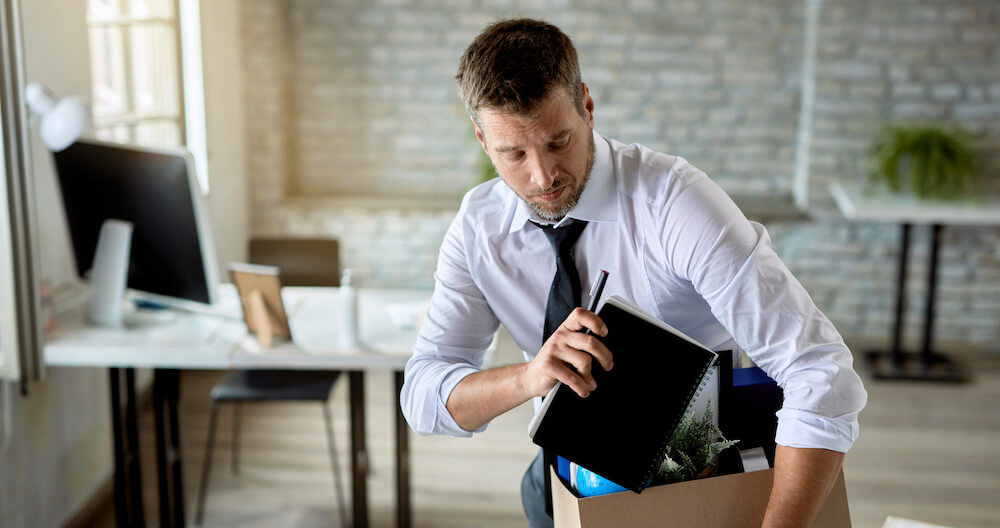homme qui démissionne de son travail