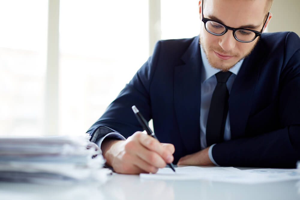 homme rédigeant sa lettre de motivation classique