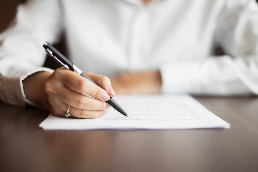 femme qui rédige sa lettre de démission pour un cdi