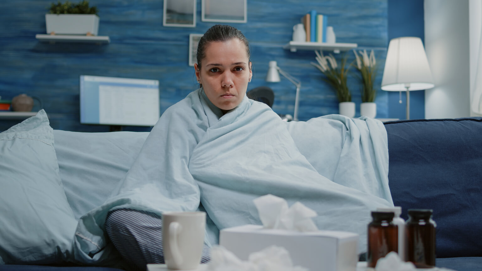 femme chez elle qui a démissionné pour raison médicale