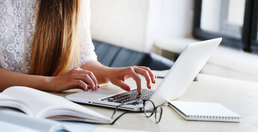 femme qui rédige son CV neutre