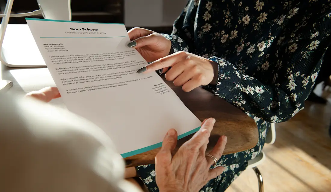 femme présente sa lettre de motivation dans une candidature