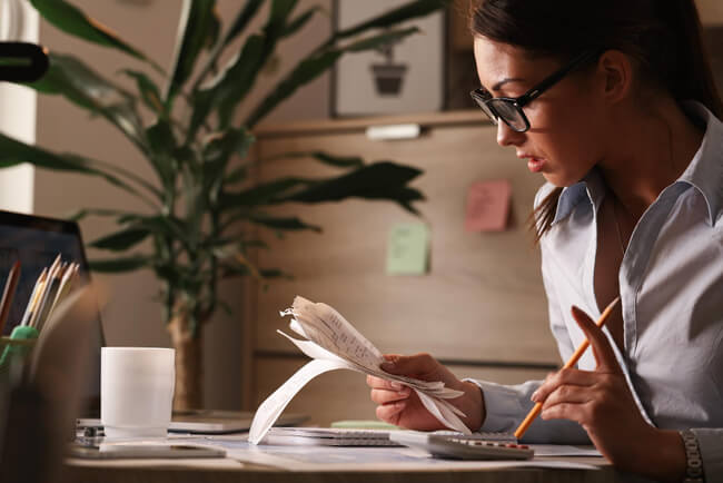 image d'une personne travaillant dans la finance