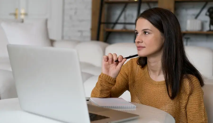 femme qui réflechit devant son CV design