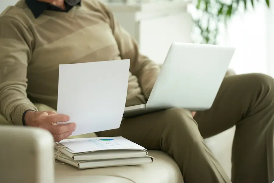 homme qui créer un CV avec notre CV designer