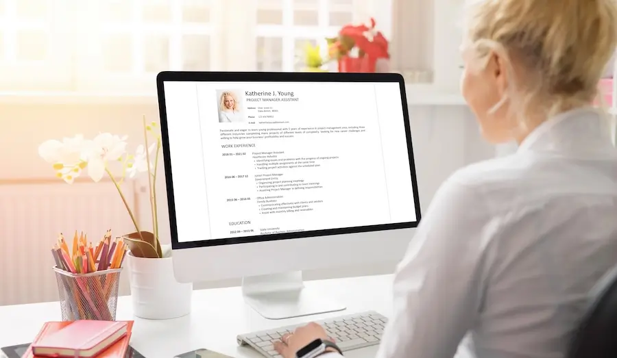 femme créant son CV en ligne sur son ordinateur
