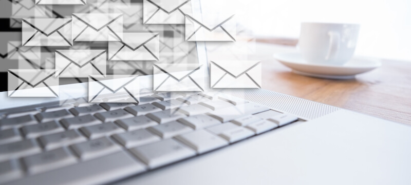 illustration de mails sur un ordinateur portable