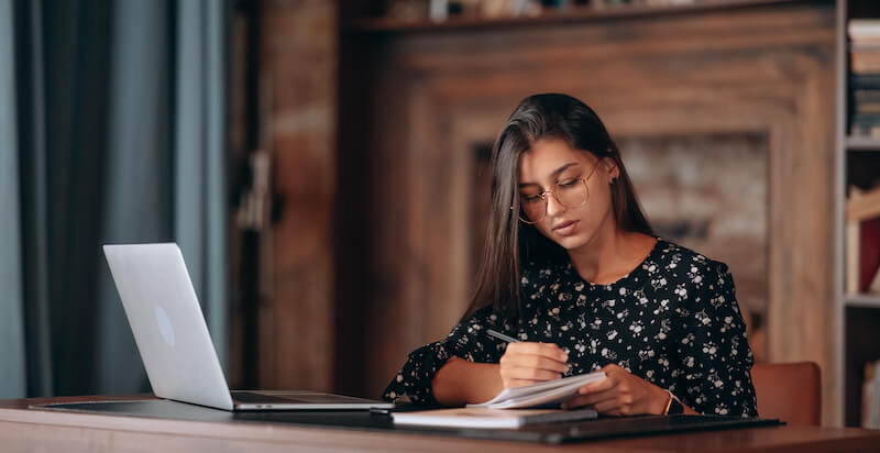 personne qui rédige sa lettre de démission