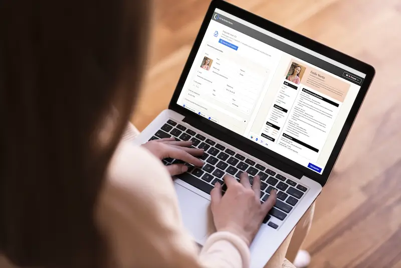 femme qui créer son CV en ligne