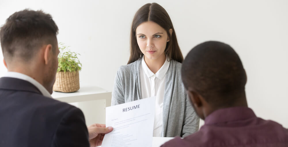 femme qui se présente avec son CV pour une candidature spontanée